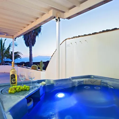 Villa Sleeps 8 With Pool