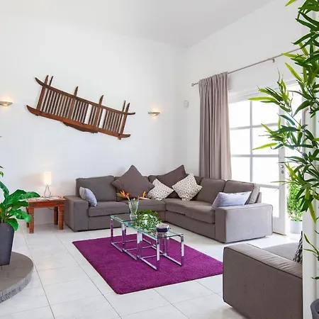 Villa Sleeps 8 With Pool