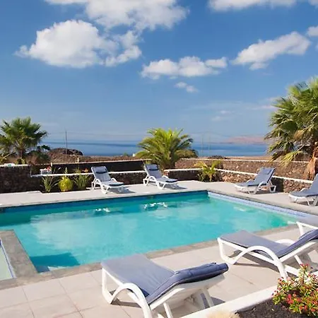 Villa Sleeps 8 With Pool *