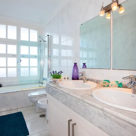 Sleeps 8 With Pool