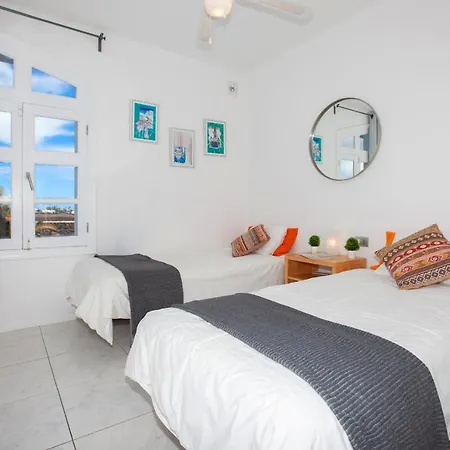 Villa Sleeps 8 With Pool