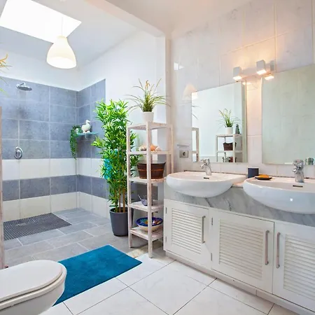 Villa Sleeps 8 With Pool *